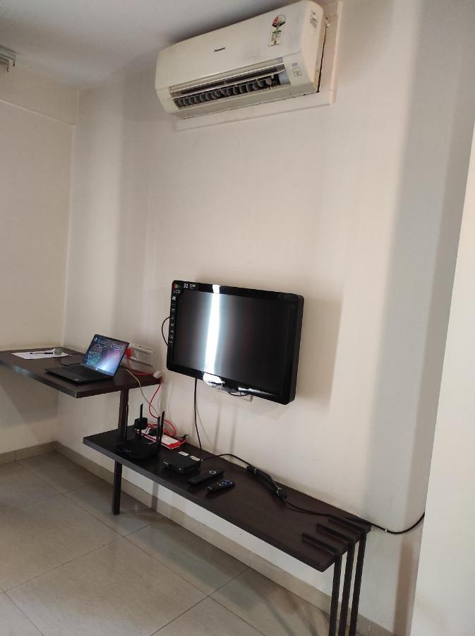 Apartment 1bhk Ac Service 103 *