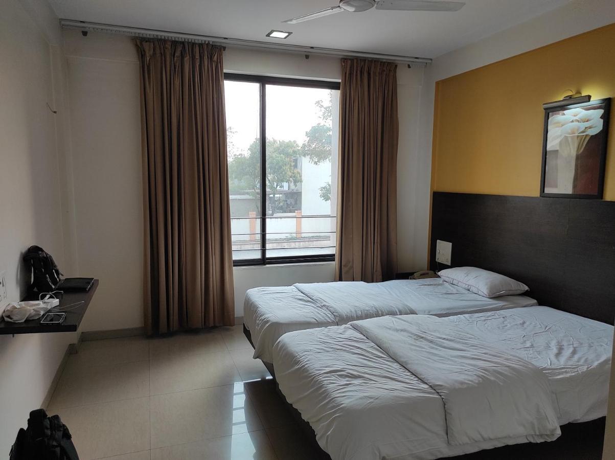 Apartment 1bhk Ac Service 103 Pune